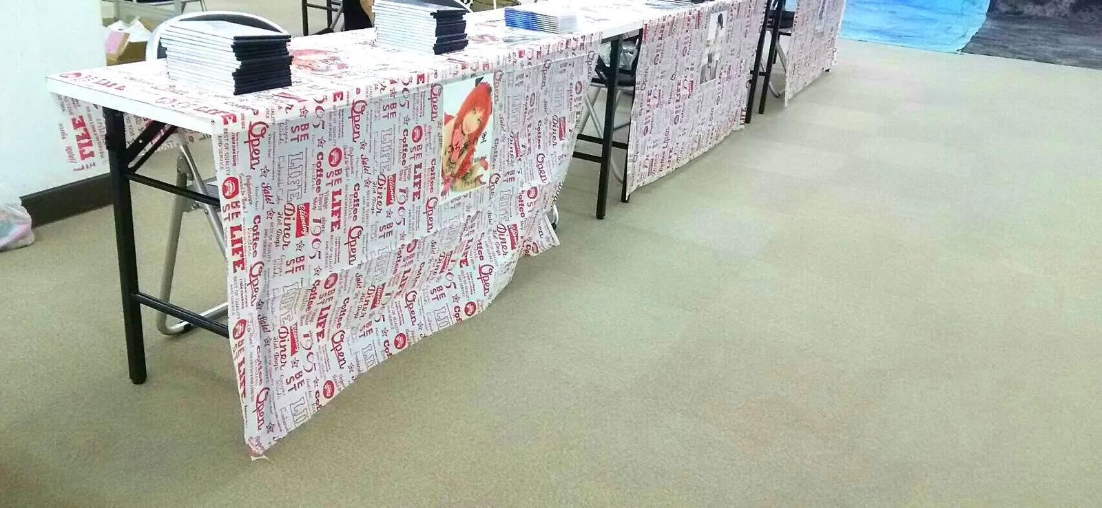イベントの物販ブース。テーブルに写真集が並んでいる