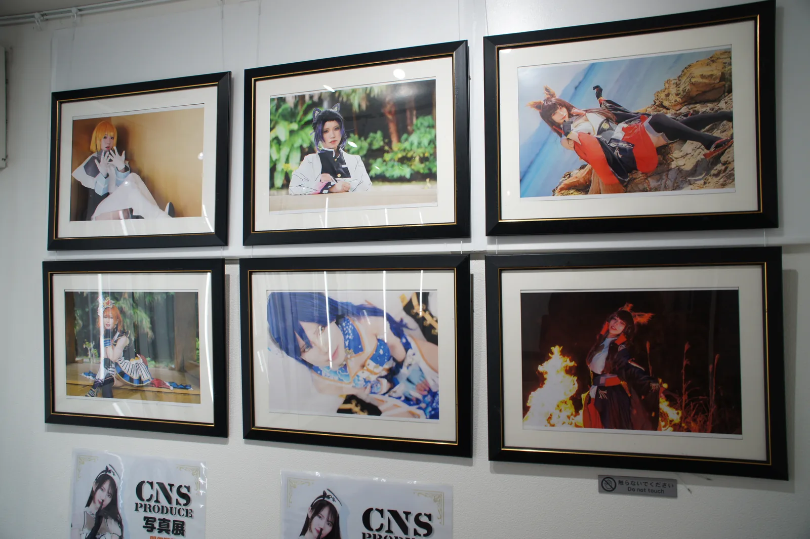 写真展で額装された作品が壁に並んでいる様子