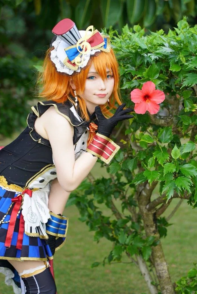ハイビスカスの咲く屋外でのコスプレ撮影