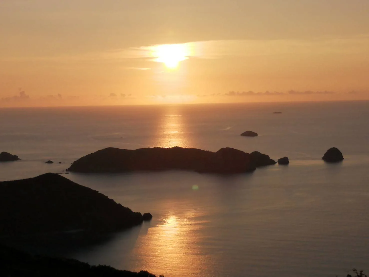 夕日に染まる海と島影