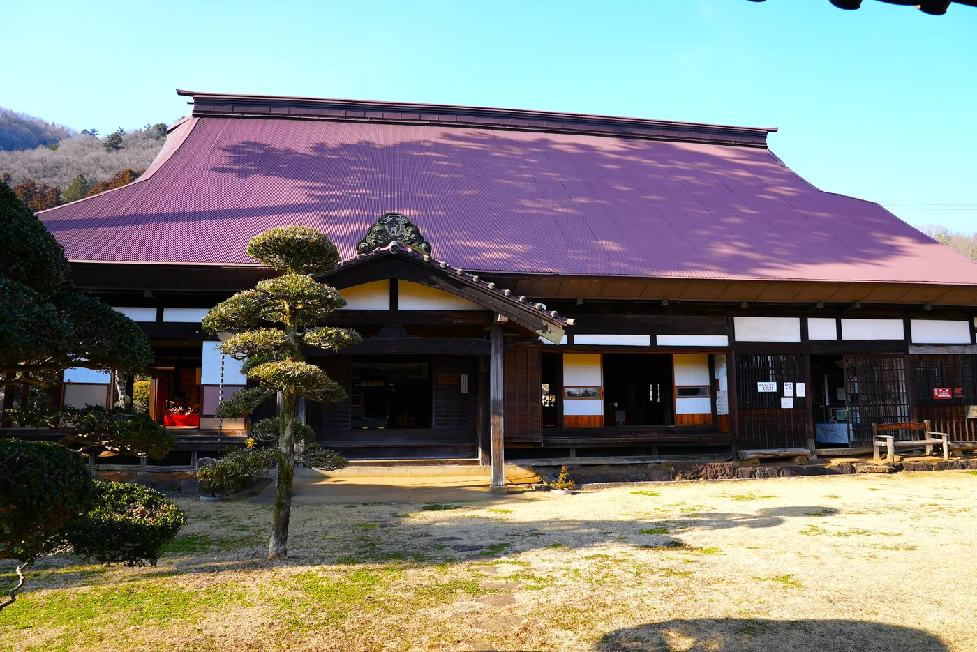小原宿本陣の茅葺き屋根の外観